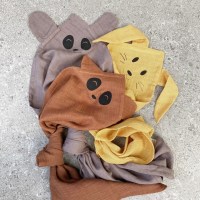 Little Pea_nuuroo_BJORK_μουσελίναBjoerk_hugging_muslin_cloth_-_2